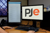 Arte do TRE do Tocantins com imagem de duas telas de computador sobre uma mesa, uma das telas mostra o nome PJe