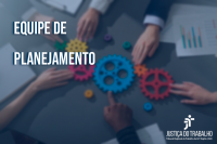 Imagem contendo braços e mãos de pessoas numa mesa de reunião, e de engrenagens, referente à notícia sobre equipe de planejamento 