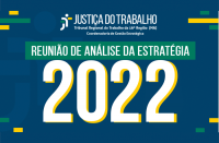 Imagem com fundo azul, detalhes em verde e amarelo, com informações sobre Reunião de Análise da Estratégia 2022 e logomarca da Justiça do Trabalho