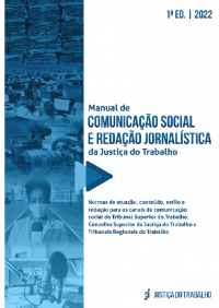 Imagem da capa do Manual de Comunicação Social e Redação Jornalística da Justiça do Trabalho, com coluna à direita em fundo branco,  com informações sobre o manual, e coluna à esquerda, com fundo azul e imagens de profissionais e instrumentos de comunicação
