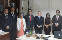 Todos em pé. Ao centro, o presidente do TRT desembargador Carvalho Neto. À sua esquerda do presidente da OAB Maranhão Kaio Cruz. Ambos ladeados por demais integrantes da OAB Maranhão