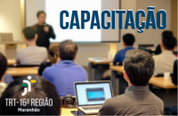 Imagem simulando uma sala de aula com pessoas, instrutor e computadores, onde se lê, em letras maiúsculas a palavra CAPACITAÇÃO, e abaixo a logomarca do TRT da 16ª Região 