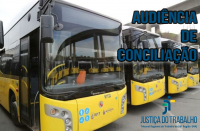 Imagem da frente de quatro ônibus amarelos próximo a um viaduto, em fundo claro, onde se lê AUDIÊNCIA DE CONCILIAÇÃO, em referência à notícia sobre audiência de conciliação do dissídio coletivo de greve dos rodoviários, abaixo a logomarca da Justiça do Trabalho no Maranhão