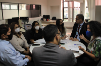 Imagem da mesa de reunião sobre revisão do Plano Estratégico Participativo do TRT-MA 2021-206 realizada na Coordenadoria de Governança e Gestão Estratégica, com a presença de sete servidores, que são gestores de unidades da área administrativa do TRT 