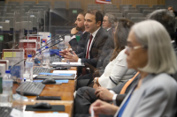 Imagem do plenário do Conselho Nacional de Justiça, conselheiros sentados participando da 347ª sessão ordinária do CNJ, com destaque para o conselheiro Márcio Luiz Freitas, que está falando ao microfone. Na bancada alguns microfones, teclados, garrafas de água, livros e outros objetos