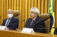 Foto do  presidente do TST e CSJT, ministro Emmanoel Pereira, ao lado do presidente do Coleprecor e do TRT da 17ª Região (ES), desembargador Marcello Maciel Mancilha, durante abertura da 2ª reunião ordinária do Colégio de Presidentes e Corregedores de Tribunais Regionais do Trabalho. Ambos estão sentados, estão trajando ternos escuros. Na bancada há microfones e placas com seus nomes, ao fundo a bandeira do Brasil e persianas na cor amarela