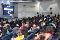 Imagem de várias pessoas sentada no Auditório Juiz Ari Rocha assistindo à palestra ministrada pela atriz Denise Fraga, no dia 25 de março, na abertura do ano letivo de 2022 da Escola Judicial do TRT do Maranhão