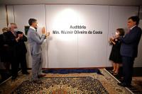 Fotos dos ministros do TST Emmanoel Pereira e Vieira de Mello Filho durante homenagem póstuma ao ministro Walmir Oliveira da Costa, que passou a dar nome ao auditório do 1º andar, no Bloco B do TST, onde foi realizada a reunião do Coleprecor. Presente o advogado Elthon José Gusmão da Costa, filho do homenageado, além e de outras pessoas. A foto foi tirada em frente ao nome do auditório.