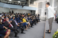 Imagem de várias pessoas sentada no Auditório Juiz Ari Rocha, localizado no prédio-sede do TRT do Maranhão, assistindo à palestra ministrada pela atriz Denise Fraga, no dia 25 de março, na abertura do ano letivo de 2022 da Escola Judicial do Tribunal