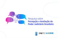 Imagem do logo da pesquisa, com quatro balões de conversa e uma balança em tons mesclados de rosa, lilás e azul, mais o nome da pesquisa em lilás e logos dos parceiros, tudo em fundo branco.