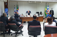 Foto de presidente do Tribunal, desembargador Carvalho Neto (ao centro); do juiz auxiliar da Presidência, Saulo Fontes (à esquerda); diretora-geral, Fernanda Marques (à direita); e outros gestores do Tribunal (de costas), reunidos no Gabinete da Presidência