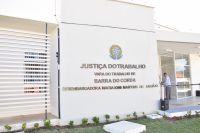 Foto da fachada principal da sede da Vara do Trabalho de Barra do Corda com o brasão do Poder Judiciário, cuja sede leva o nome da desembargadora já falecida do TRT-MA Maria Ione Martins de Araújo