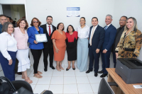 Foto na Sala de Advocacia da VT de Pedreiras com a presença do juiz Leonardo Ferreira (terno azul), de advogados, familiares do advogado Benedito Lemos, do diretor de secretaria da VT de Pedreiras, Luiz Sales, e outros advogados