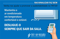 Imagem com fundo azul piscina. No topo, textos em branco e preto com nome e slogan da campanha, À esquerda, textos brancos, com destaque para a inscrição DESLIGUE-O SEMPRE QUE SAIR DA SALA. À direita, ilustração de ar condicionado split ventilando. Abaixo, mão segurando um controle remoto que marca a temperatura 23 graus e logo do TRT-MA na versão branca.