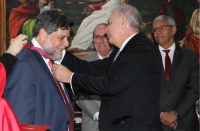 Desembargador Froz Sobrinho em ato de condecoração do ministro Caputo Bastos, sendo observados por outros dois desembargadores.