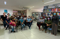 Foto de estudantes e professoras do curso de Biblioteconomia da Universidade Federal do Maranhão, e das servidoras Nonata Teixeira e Mary Rose e estagiárias Kátia e Vanessa do Setor de Biblioteca e Gestão Documental do TRT-16. Os professores e estudantes estão sentados. Em primeiro plano, à direita, em pé, Nonata Teixeira. Também em pé, à esquerda, Mary Rose e a estagiária Vanessa.