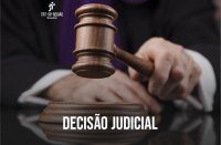 Imagem em fundo preto em que se vê duas mãos e uma delas segurando um martelo e abaixo está escrito Decisão Judicial 