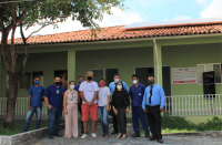 Foto da equipe do TRT-MA com trabalhadores do Pouso Obras Sociais em frente à sede da entidade.