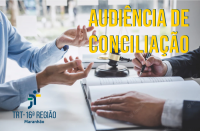 Mãos masculinas gesticulando em frente a mãos masculinas escrevendo sobre um livro grande, ao lado de um martelo de juiz. No canto superior direito, texto amarelo, onde se lê AUDIÊNCIA DE CONCILIAÇÃO. No canto inferior esquerdo, a logomarca do TRT-16 na versão colorida.