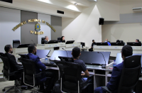 Foto da audiência de conciliação realizada na Sala de Sessão do Pleno do TRT-16. Na bancada da Presidência estava o desembargador James Magno, ao lado da servidora Yona Grace Barbosa. Nas bancadas laterais, representantes do município de São Luís; dos sindicatos dos rodoviários e de asseio, conservação e limpeza pública, da empresa SLEA e respectivos advogados. 