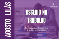 Imagem em tons de lilás com textos brancos sobre o tema AGOSTO LIÁS e ASSÉDIO NO TRABALHO. Ao fundo, em transparência, imagem de um homem em pé, usando terno, e se dirigindo com agressividade a uma mulher loira sentada, usando óculos.