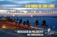 Foto da Beira-Mar de São Luís ao entardecer em tons de azul e marrom. No canto superior direito, mensagem de parabéns em textos amarelo e azul marinho. No canto inferior direito, texto branco e logomarca do Tribunal na versão branca.