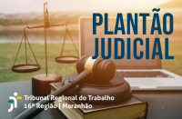 Mesa com um martelo de juiz sobre um livro, ao centro, em primeiro plano. Em segundo plano, à esquerda, uma balança dourada da justiça e, à direita, um notebook prateado aberto. Ao fundo, paisagem de jardim ao por do sol. Inscrição Plantão Judicial em azul marinho no canto superior direito. Logomarca do TRT-MA, na versão branca, no canto inferior esquerdo.