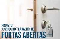 Detalhe fotográfico de maçaneta de porta com chave customizada com a logomarca do TRT-16 e texto lateral Projeto Justiça do Trabalho de Portas Abertas em letras maiúsculas na cor azul.