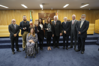 Foto de várias pessoas em ambiente no Tribunal Superior do Trabalho