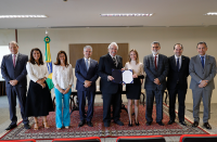 Foto de várias pessoas (homens e mulheres) em um ambiente do Tribunal Superior do Trabalho