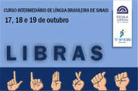 Arte na cor azul claro com texto sobre curso de LIBRAs. Abaixo, tarja horizontal azul marinho com os sinais em Libras. No canto superior direito, tarja branca com as logomarcas da Ejud e do TRT.