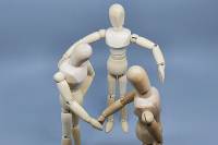 Imagem em fundo azul com a ilustração de três bonecos em madeiras ou robôs protegendo-se mutuamente.