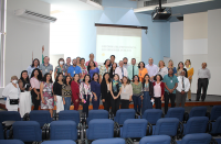 Foto de mulheres e homens em pé no palco de auditório