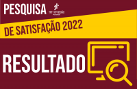 Imagem com fundo amarelo e vinho, textos em branco e vinho referente ao resultado da pesquisa de satisfação 2022, e ilustração de lupa sobre monitor de computador.