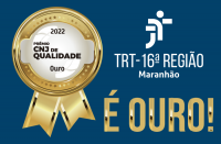 Selo dourado em fundo azul, logo do tribunal e texto "É ouro" em cor amarela