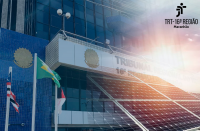 imagem de um prédio com dois brasões e as bandeiras do Maranhão, Brasil e TRT e, ao lado, imagem de placas de energia solar.