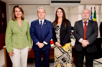 dois homens e duas mulheres posam para a foto. ao Fundo, bandeiras do Brasil e Maranhão hasteadas