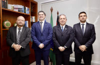 quatro homens de terno posam para a foto 