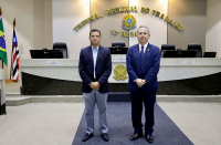 Dois homens de terno posam para a foto em plenário. Ao fundo, letreiro com a inscrição " Tribunal Regional do Trabalho da 16ª Região".