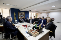 mesa de gabinete com quatro homens sentados em volta.