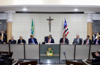 mesa de honra do TJMA. Ao fundo, crucifixo, bandeiras do Maranhão e do Brasil.