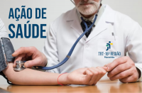 Foto de um médico com barba branca aferindo a pressão no braço de um rapaz. No canto superior esquerdo, lê-se AÇÃO DE SAÚDE.