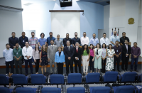 Trinta pessoas reunidas, posando para a foto, em ambiente de auditório.