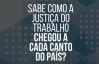 Fundo estampado em cor branca com detalhe azul. À frente texto escrito em cor branca