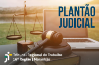 Foto de uma mesa com um martelo de juiz sobre um livro, ao centro, em primeiro plano. Em segundo plano, à esquerda, uma balança dourada da justiça e, à direita, um notebook prateado aberto. Ao fundo, paisagem de jardim ao por do sol. Inscrição Plantão Judicial em azul marinho no canto superior direito. Logomarca do TRT-MA, na versão branca, no canto inferior esquerdo. 