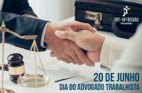 Imagem com foco em um aperto de mãos, como forma de cumprimento. Na mesa, uma balança da justiça dourada e um martelo. Ao lado superior direito, logomarca do TRT-16 e ao lado inferior direito texto 20 DE JUNHO DIA DO ADVOGADO TRABALHISTA na cor azul.