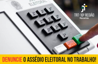 Imagem de uma urna eleitoral onde se vê um dedo apertando o botão verdade da urna. Abaixo, o texto "DENUNCIE O ASSÉDIO ELEITORAL NO TRABALHO!" No canto superior direito, a logomarca do Tribunal na cor branca.