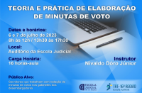 Imagem com fundo azul, onde se vê um notebook, um bloco de papel e uma caneta, além de texto  sobre o curso "Teoria e Prática de Elaboração de Minutas de Votos", e logomarcas da EJUD e do TRT.