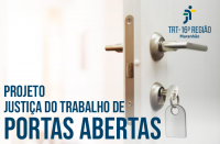 Detalhe fotográfico de maçaneta de porta com chave. No canto superior direito, logomarca do TRT-16 e texto no canto inferior esquerdo Projeto Justiça do Trabalho de Portas Abertas em letras maiúsculas na cor azul.