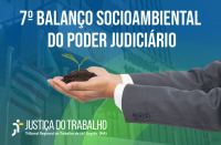 Ao fundo, fachada do TRT-16. À frente, mãos de um homem, segurando uma muda de planta. Texto escrito na cor branca 7º BALANÇO SOCIOAMBIENTAL DO PODER JUDICIÁRIO. No canto inferior esquerdo, logomarca da justiça do trabalho.